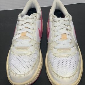 Nike Low Sneaker size 6Y 345197-161